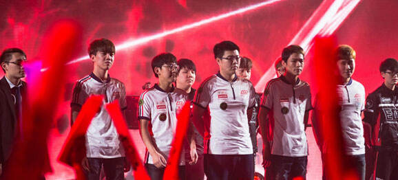 萨纳西斯防守中劈头盖脸按倒努尔基奇，个人犯满被罚出场