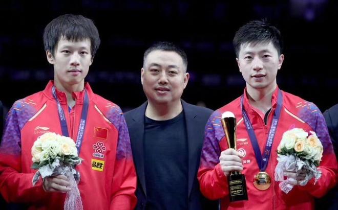 祝贺！宁忠岩廉子文高举五星红旗庆祝人民日报客户端.